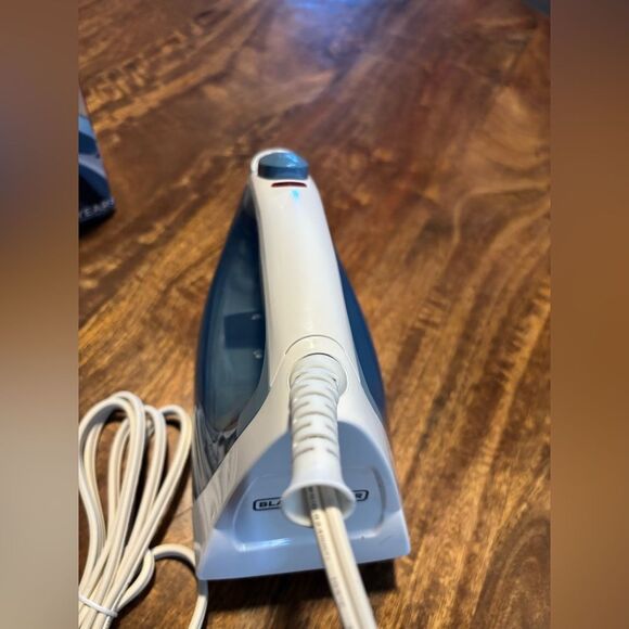 BLACK+DECKER Easy Steam Compact Iron, True-Glide Non-Stick Soleplate, Steam - Picture 9 of 9